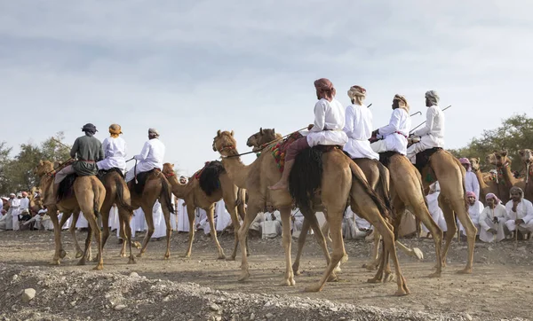 Khadal Oman Aprile 2018 Uomini Omani Che Cavalcano Loro Cammelli — Foto Stock