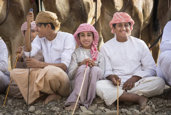 Khadal 2018年4月7日 阿曼男子与他们的骆驼在农村比赛前 — 图库照片