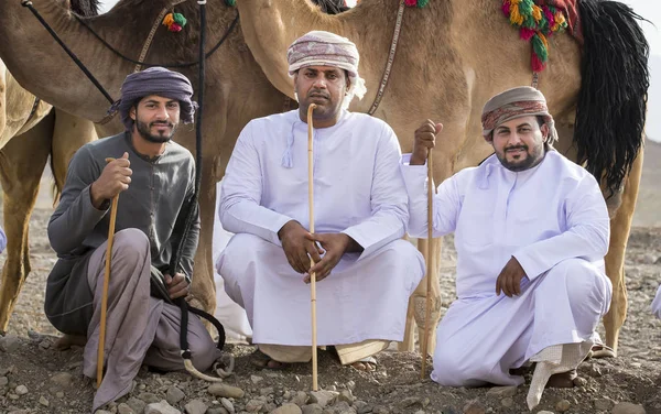 Khadal Oman Kwietnia 2018 Omanu Mężczyzn Ich Wielbłądy Wsi Przed — Zdjęcie stockowe
