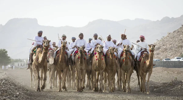 Khadal Omã Abril 2018 Homens Omanis Com Seus Camelos Campo — Fotografia de Stock