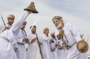 Umman, Ibri - Nisan, 2018: dans ve şarkı Omani geleneksel şekilde erkekler