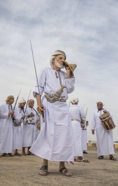 Umman, Ibri - Nisan, 2018: dans ve şarkı Omani geleneksel şekilde erkekler