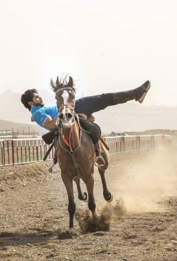 Ibri, Umman, 28 Nisan 2018: Genç yarışçıların yeteneklerini sergiledikleri geleneksel bir at yarışı müsabakasında.