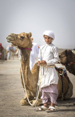 Umman, Ibri - 28 Nisan 2018: Onun deve kırsal Umman Bedevi çocuk