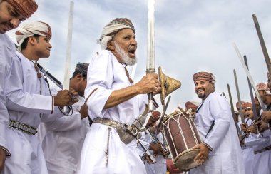 Umman, Ibri - Nisan, 2018: dans ve şarkı Omani geleneksel şekilde erkekler