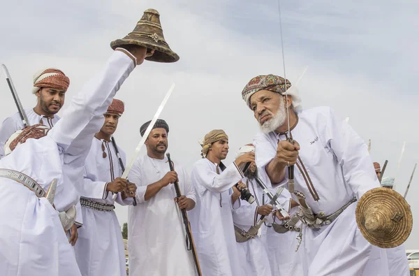 Oman Ibri Kwietnia 2018 Ludzi Taniec Śpiew Tradycyjny Omani — Zdjęcie stockowe