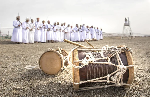 オマーン 2018 伝統的なドラム地面に背景にオマーンの男性と — ストック写真