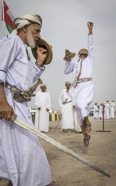 Omã Ibri Abril 2018 Homens Dançando Cantando Omani Maneira Tradicional — Fotografia de Stock