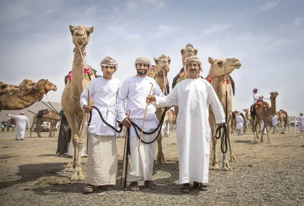 Omã Ibri Abril 2018 Homens Com Seus Camelos Campo Omã — Fotografia de Stock