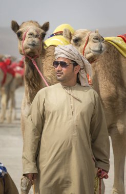 Umman, Ibri - 28 Nisan 2018: Yarıştan önce onun deve Omani adamla