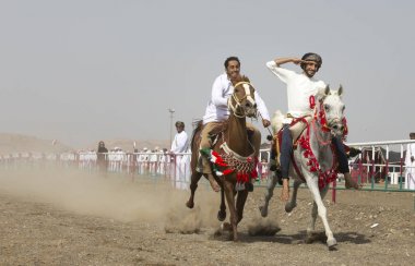 Ibri, Umman - 28 Nisan 2018: becerileri geleneksel at yarışı Event'de gösterilen omani genç biniciler 