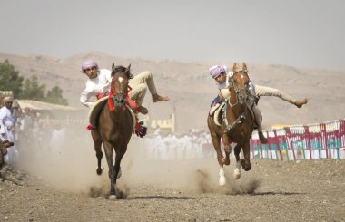 Ibri, Umman - 28 Nisan 2018: becerileri geleneksel at yarışı Event'de gösterilen omani genç biniciler 