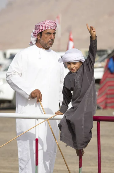 Ibri Oman Aprile 2018 Omani Kid Con Papà Alle Corse — Foto Stock