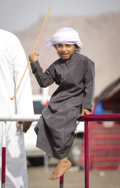 Ibri Oman Abril 2018 Niño Omani Con Papá Las Carreras —  Fotos de Stock