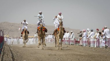 Al Safen, Umman, 27 Nisan, 2018: omani adamlara bir deve yarış bir kırsal kesimde