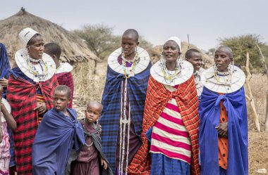 Arusha, Tanzanya, 7 Eylül 2017: Masai bayanları parti kıyafetleri içinde