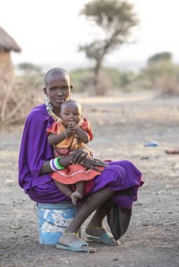 Arusha, Tanzanya, 7 Eylül 2017: çocuğuyla birlikte maasai kadını