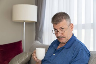 Orta yaşlı adam içme kahve