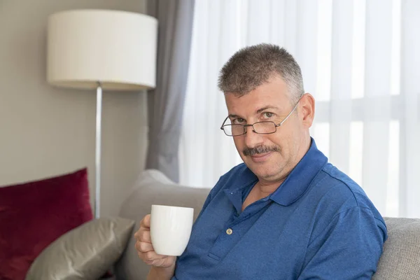 Мужчина Среднего Возраста Пьет Кофе — стоковое фото