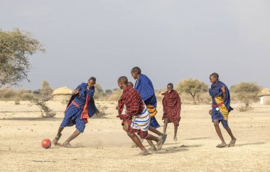 Arusha, Tanzanya, 7 Eylül 2019: Maasai savaşçıları savannah'da futbol oynuyor