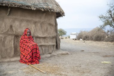 Arusha, Tanzanya, 7 Eylül 2017: yaşlı maasai adam dinleniyor
