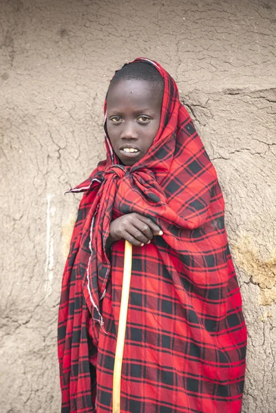 Arusha Tanzanie Září 2019 Maasai Kluk Míčem Před Domem — Stock fotografie
