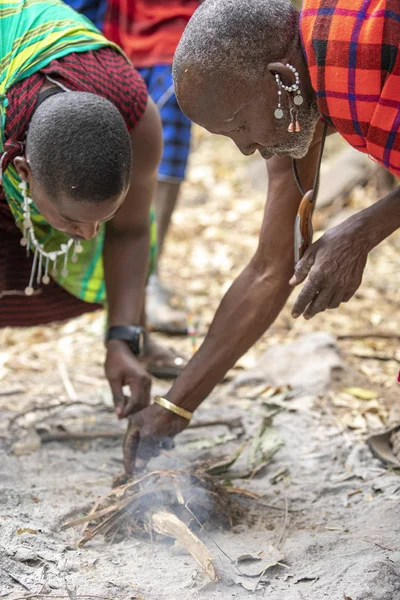 Arusha Tanzania Septembrie 2019 Bărbații Maasai Construiesc Incendiu — Fotografie, imagine de stoc