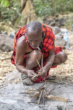 Arusha, Tanzanya, 8 Eylül 2019: Masai adam ateş yakıyor