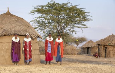 Arusha, Tanzanya, 8 Eylül 2019: Masai adam ateş yakıyor