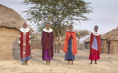 Arusha, Tanzanya, 8 Eylül 2019: Masai adam ateş yakıyor
