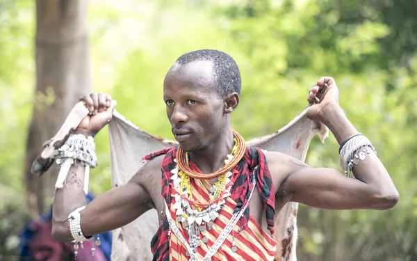 Arusha Tanzania Września 2019 Człowiek Maasai Rozpalający Ogień — Zdjęcie stockowe