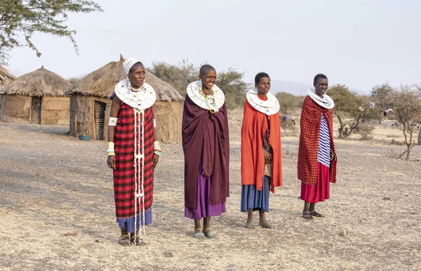 Arusha Tanzánia 2019 Szeptember Maasai Férfi Tüzet Gyújt — Stock Fotó