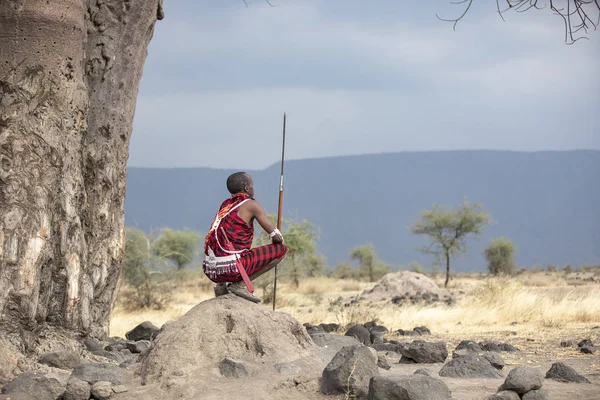 Arusha Tanzânia Setembro 2019 Homem Maasai Fazendo Fogo — Fotografia de Stock