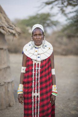 Arusha, Tanzanya, 7 Eylül 2019: geleneksel giyim güzel maasai kadın, tam takı giyiyor