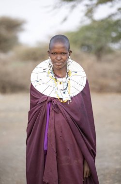 Arusha, Tanzanya, 7 Eylül 2019: geleneksel giyim güzel maasai kadın, tam takı giyiyor