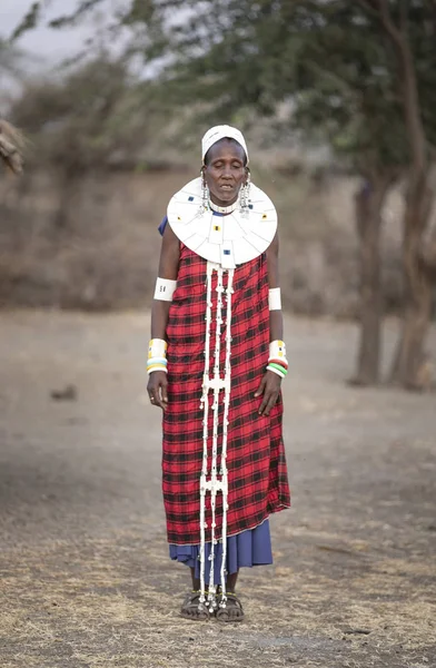 アルシャ タンザニア 2019年9月7日 伝統的な衣服を着た美しいマサイの女性 フルジュエリーを着用 — ストック写真