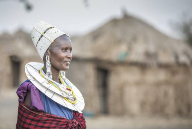 Arusha, Tanzanya, 7 Eylül 2019: geleneksel giyim güzel maasai kadın, tam takı giyiyor