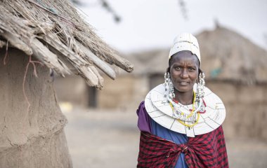 Arusha, Tanzanya, 7 Eylül 2019: geleneksel giyim güzel maasai kadın, tam takı giyiyor