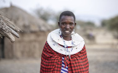 Arusha, Tanzanya, 7 Eylül 2019: geleneksel giyim güzel maasai kadın, tam takı giyiyor