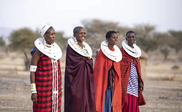 Arusha Tanzânia Setembro 2019 Belas Mulheres Maasai Roupas Tradicionais Vestindo — Fotografia de Stock