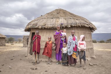 Arusha, Tanzanya, 7 Eylül 2019: Masai ailesi evlerinin önünde.