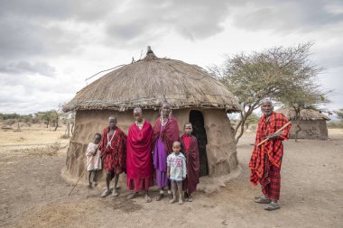 Arusha, Tanzanya, 7 Eylül 2019: Masai ailesi evlerinin önünde.