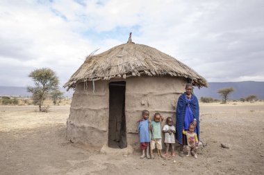 Arusha, Tanzanya, 7 Eylül 2019: Masai ailesi evlerinin önünde.