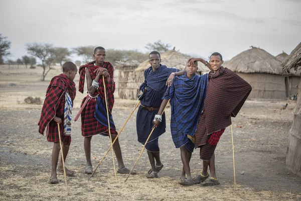 탄자니아의 아루샤 2019 탄자니아 사바나 지역에 마사이족 소년들 — 스톡 사진