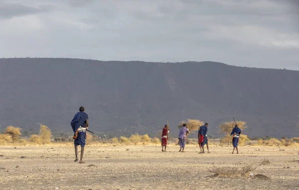 Arusha Tanzania Settembre 2019 Guerrieri Maasai Paesaggio Della Savana Tanzaniana — Foto Stock