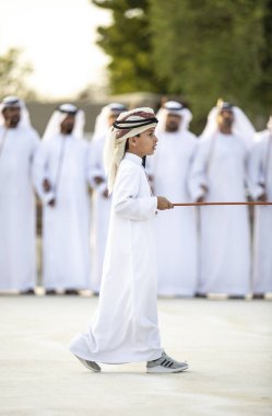 Al Ain, Birleşik Arap Emirlikleri, 16 Kasım 2019: Emirati erkekleri geleneksel giysileri içinde dans ediyorlar.