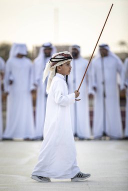 Al Ain, Birleşik Arap Emirlikleri, 16 Kasım 2019: Emirati erkekleri geleneksel giysileri içinde dans ediyorlar.