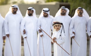 Al Ain, Birleşik Arap Emirlikleri, 16 Kasım 2019: Emirati erkekleri geleneksel giysileri içinde dans ediyorlar.