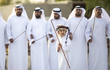 Al Ain, Birleşik Arap Emirlikleri, 16 Kasım 2019: Emirati erkekleri geleneksel giysileri içinde dans ediyorlar.