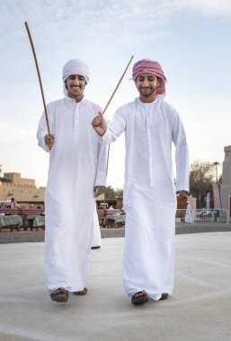 Al Ain, Birleşik Arap Emirlikleri, 16 Kasım 2019: Emirati erkekleri geleneksel giysileri içinde dans ediyorlar.